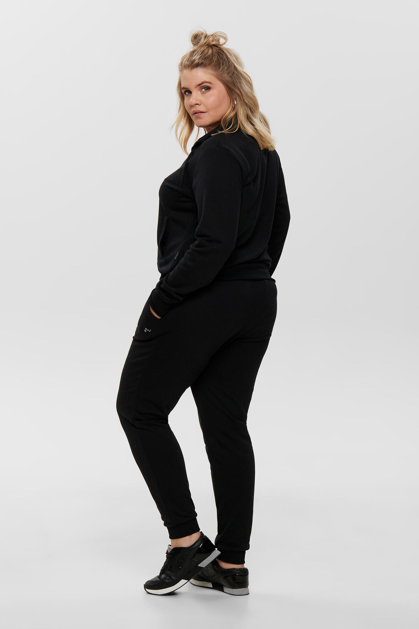 Blusa de moletom plus size com zíper e gola alta.