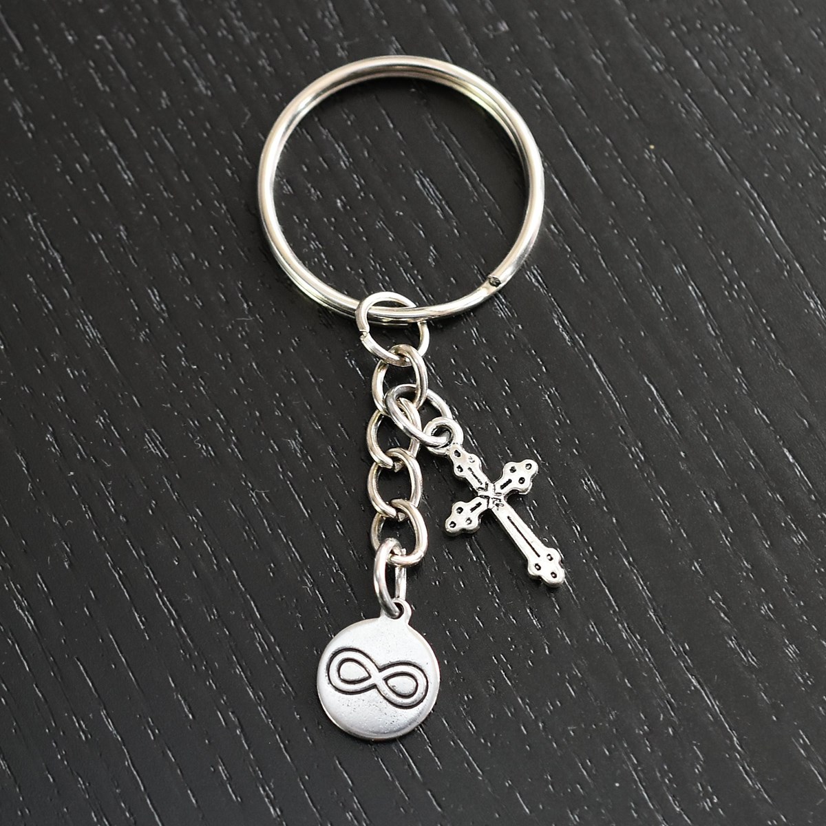 Porte-clés médaille infini et croix gothique argentée