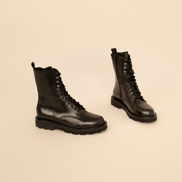 Boots à semelles crantées et lacets  en cuir noir