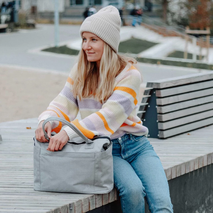 Anna und Oskar Faire Wickeltasche Greta aus recyceltem Material Hellgrau
