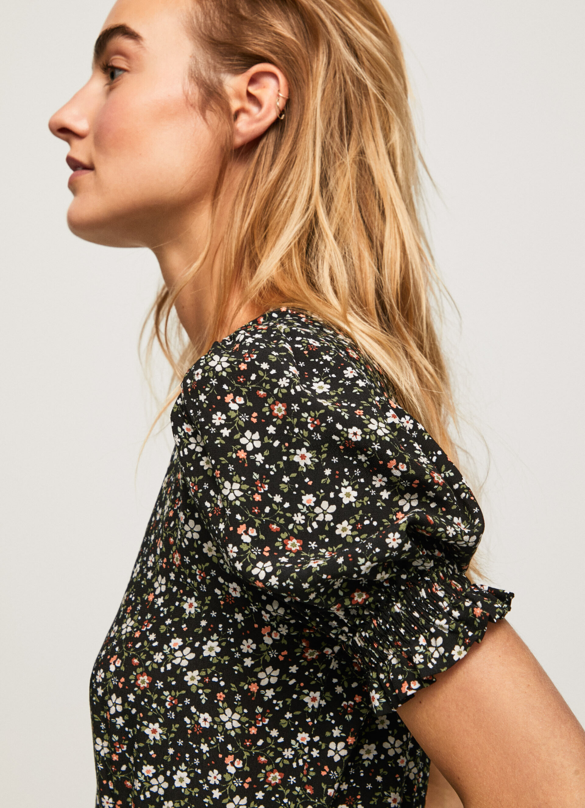 Macacão curto com estampa floral - Multicolorido