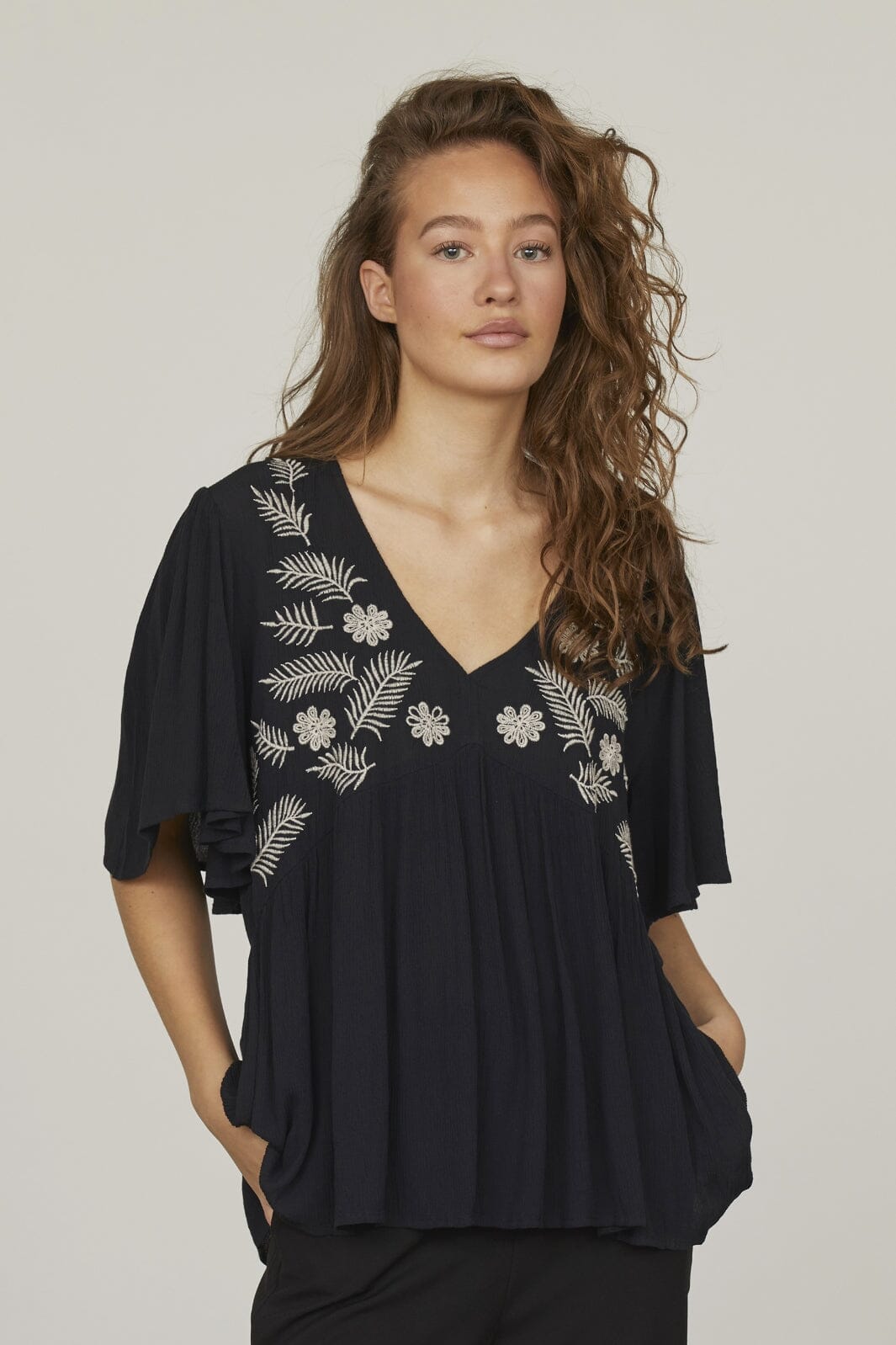 Sisters Point Inza-Top 001 black bamboo