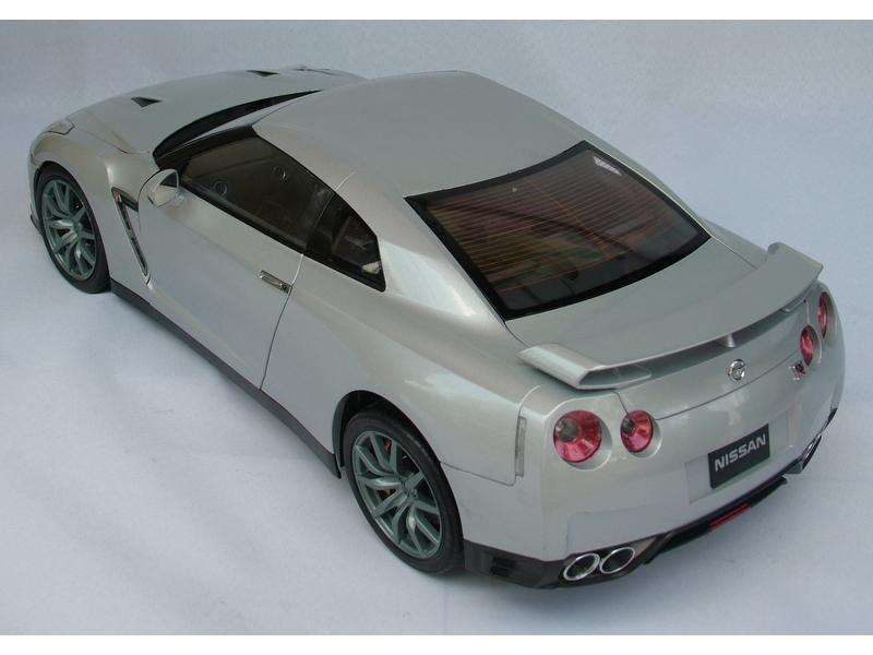 IXO Models Bausatz Nissan GT-R 1:8 Detailgetreuer Standmodellbausatz im Massstab 1:8