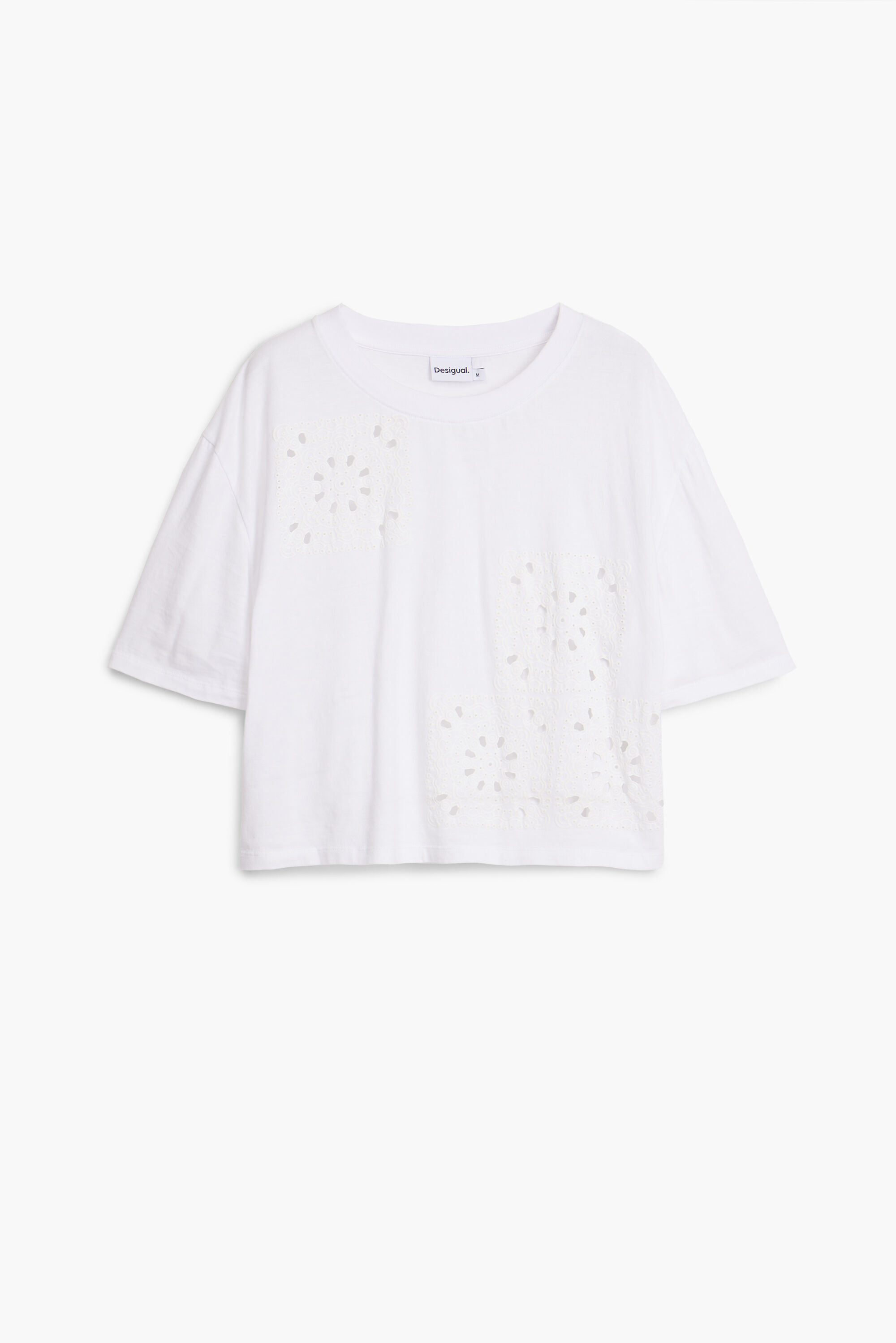 Camiseta lisa com detalhes