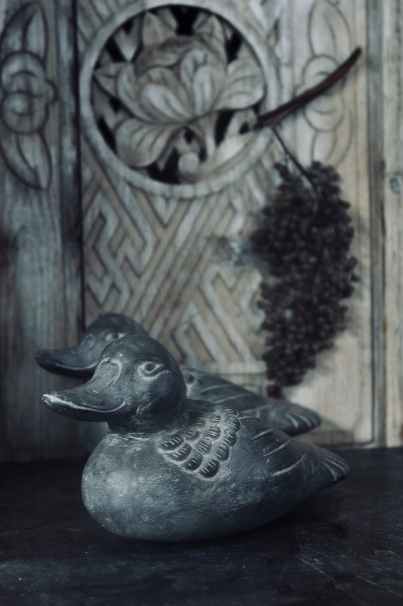 Terrakotta-Figur 'Ente', grau, B 34 cm, T 15 cm, H 14 cm von fischer's lagerhaus