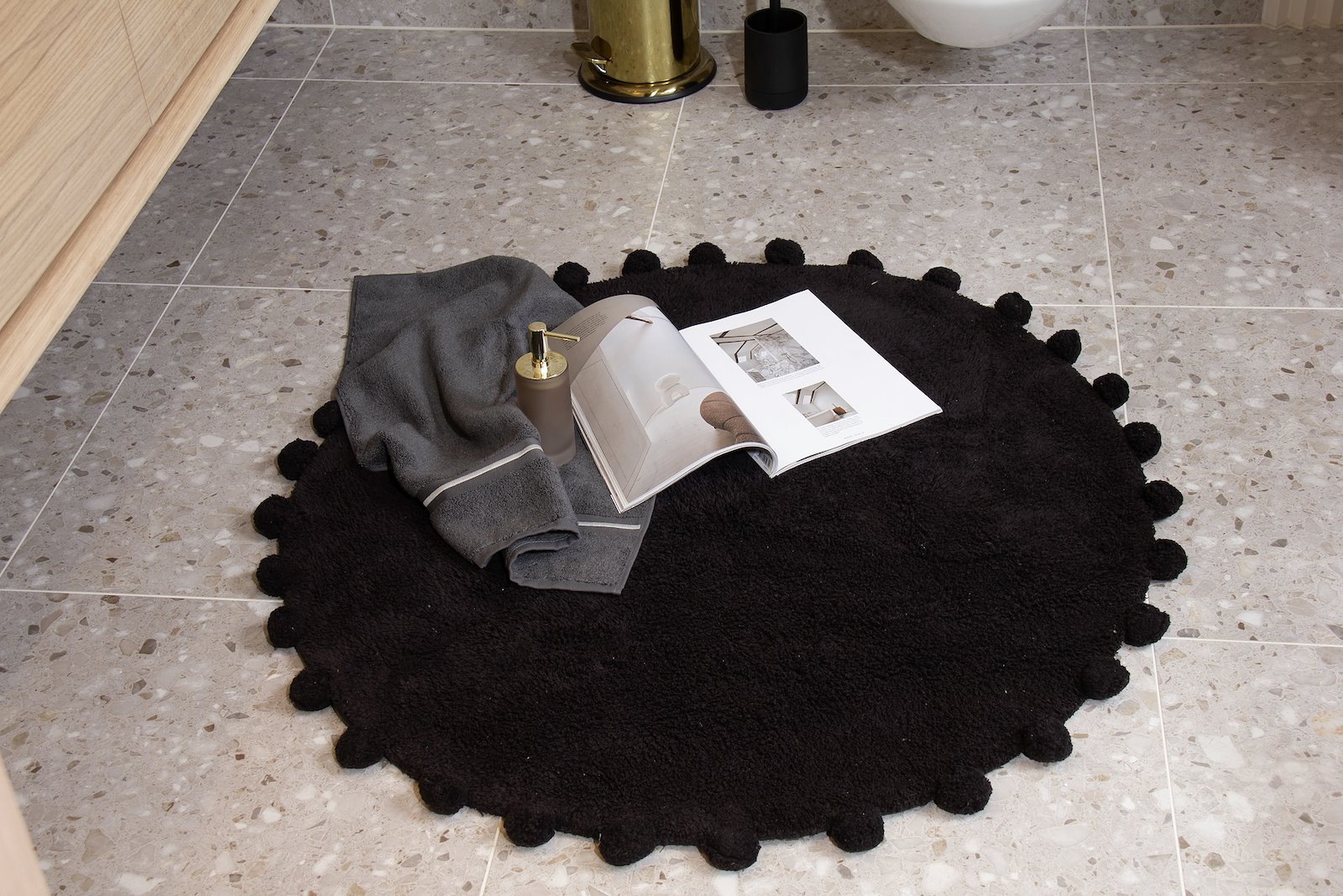 Pops badematter Sort stripet med dusker. Ø:90 cm