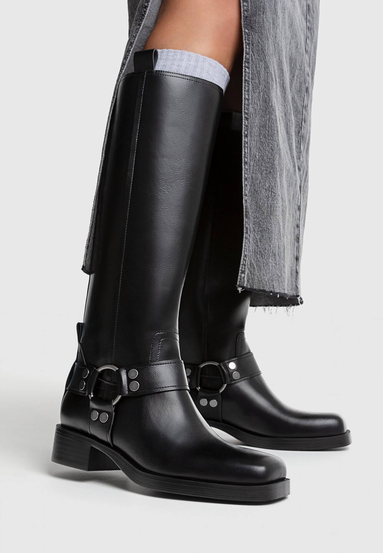 Botas pretas sem salto