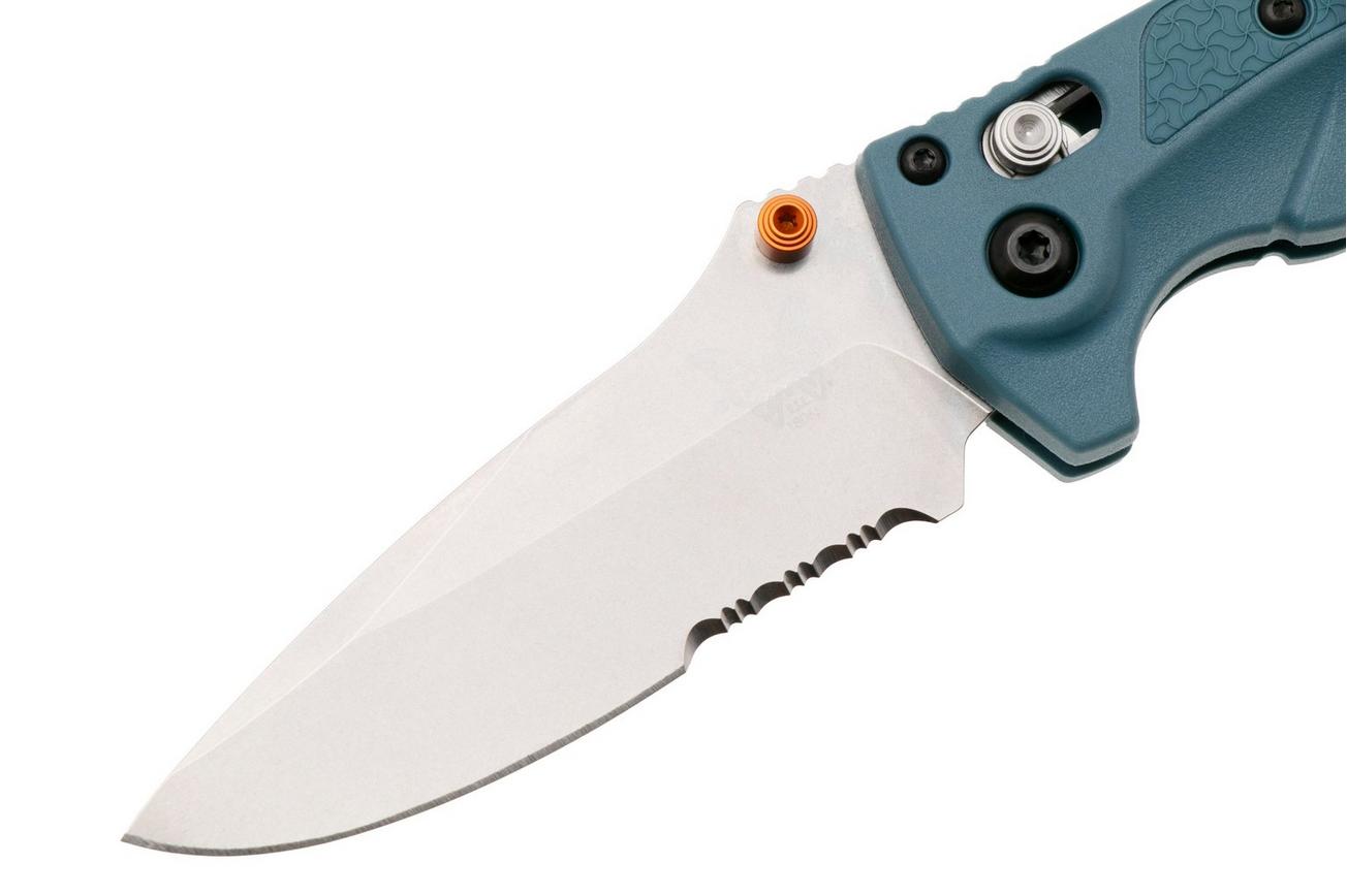 Benchmade Mini Adira 18065S CPM MagnaCut, Depth Blue Grivory, Serrated zakmes