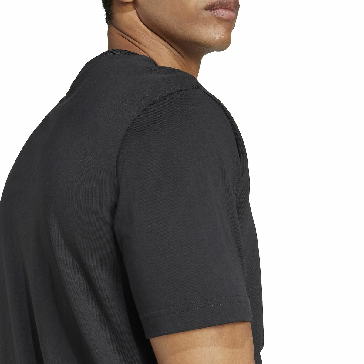 ADIDAS ROUPAS ESPORTIVAS<br>Camiseta com logo grande Essenciais