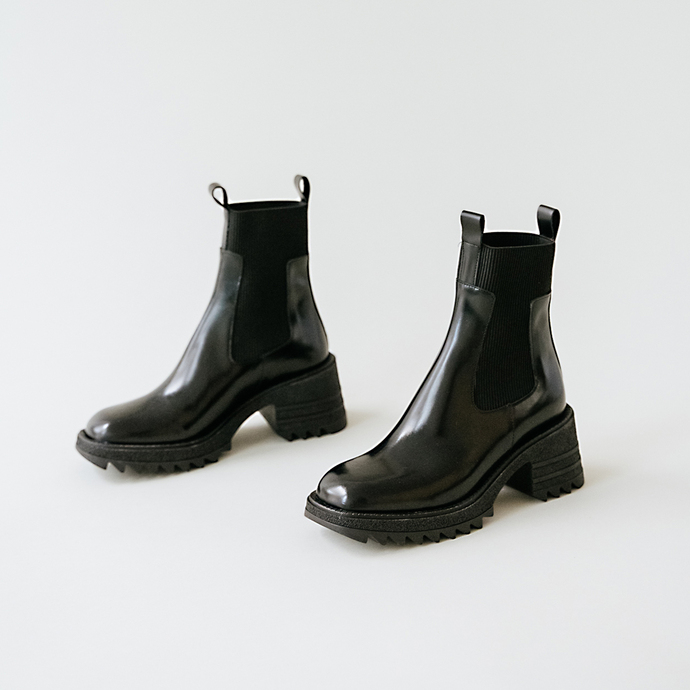 Boots à élastiques et semelles crantées  en cuir glacé noir