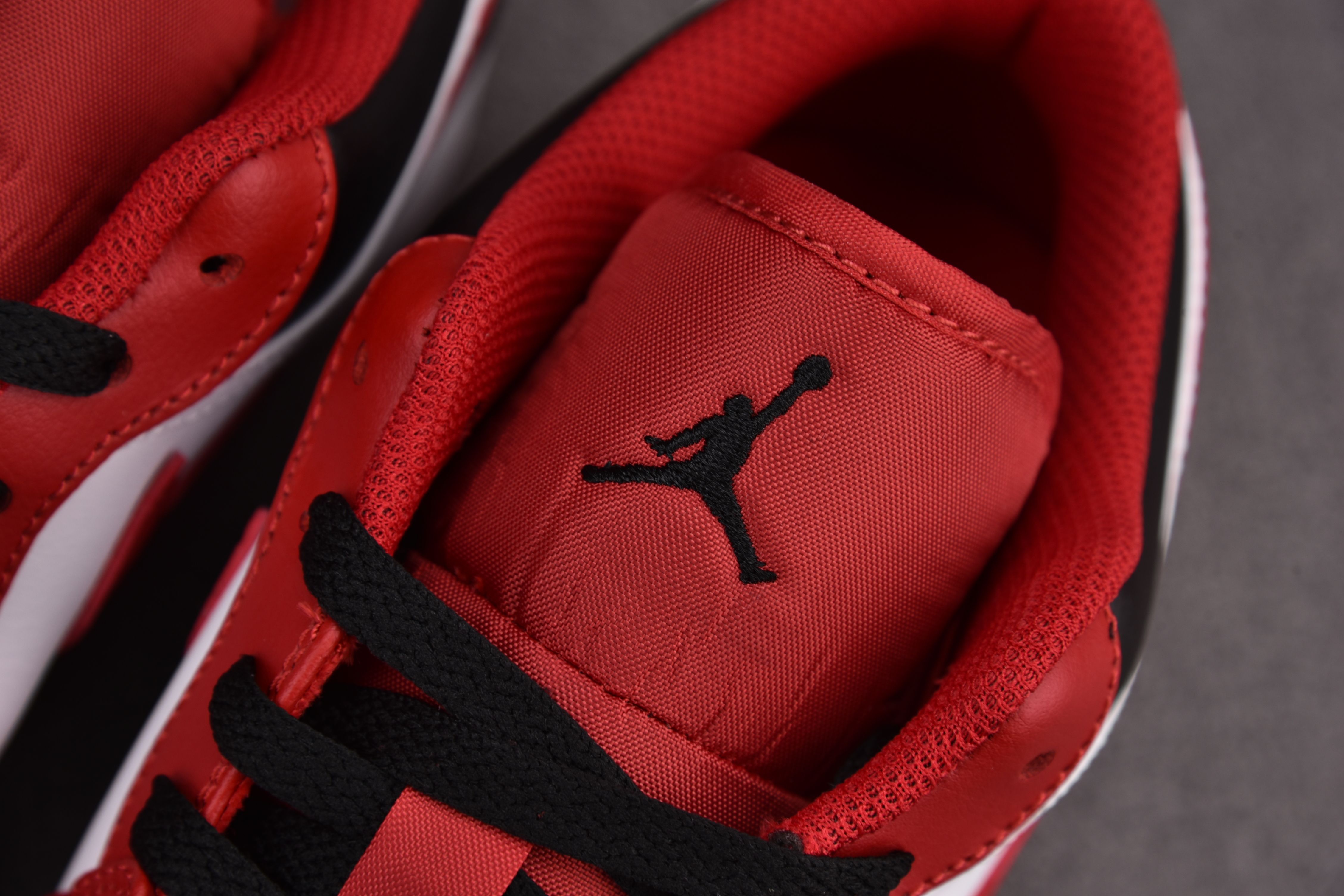 Jordan 1 Low Bulls