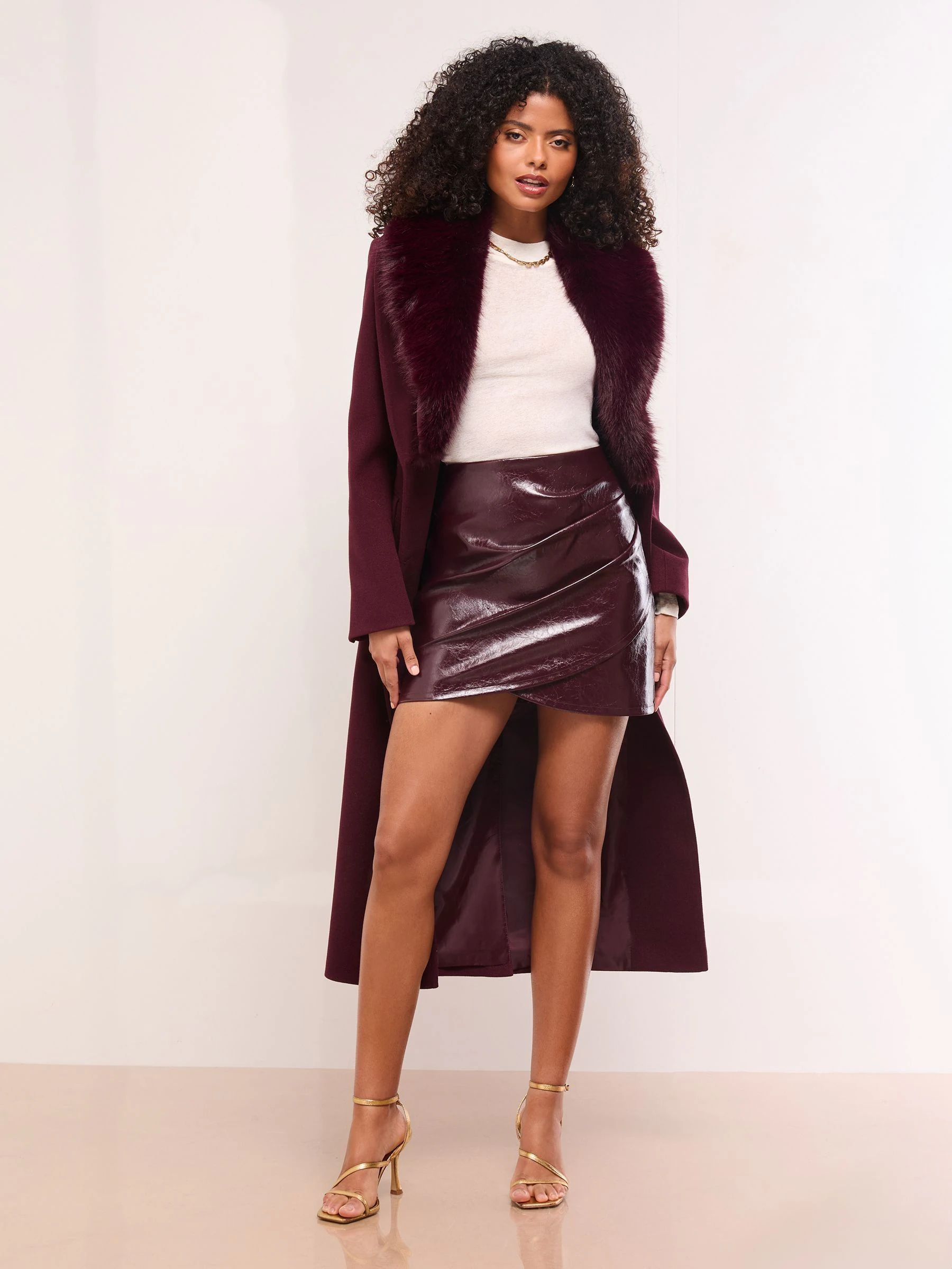 Kersenrood kunstleer - Lipsy minirok met rimpeleffect