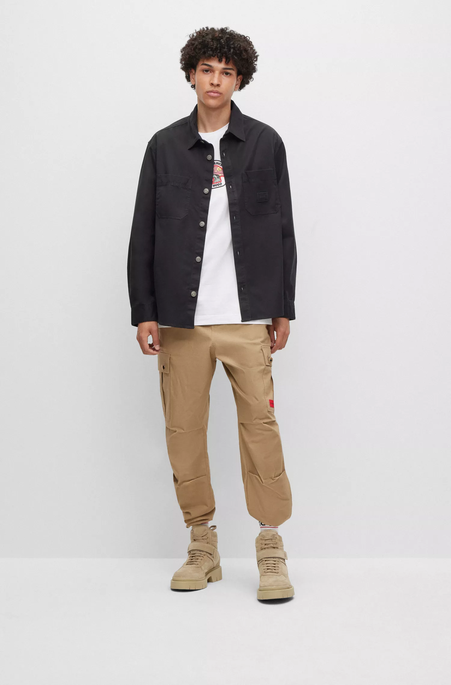 Sobretudo HUGO vermelho de modelagem oversized em sarja de algodão com bolsos aplicados.