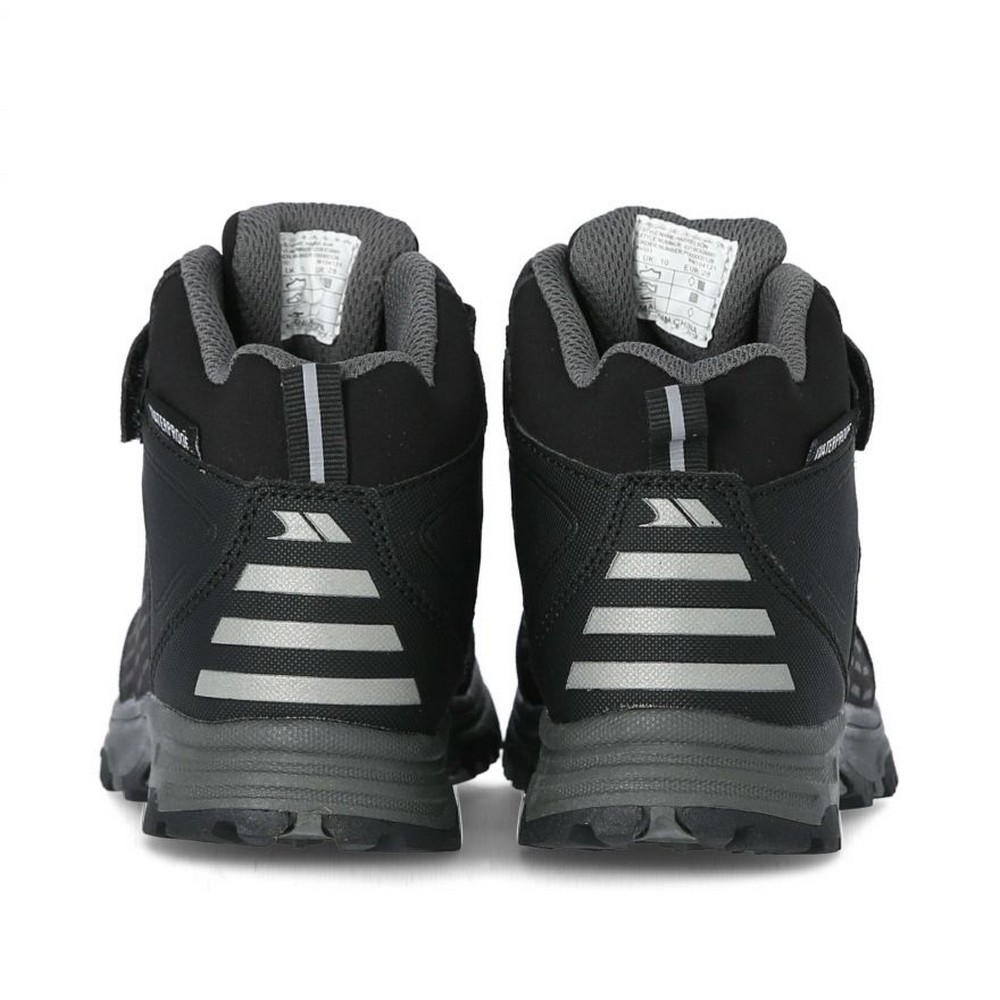 Botas de caminhada Trespass com fecho de velcro e cadarço elástico.