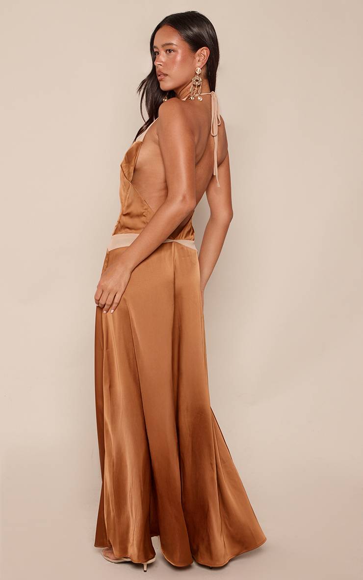 Bronze Robe Longue Satinée Dos Nu À Col Licou Avec Empiècements Contrastés