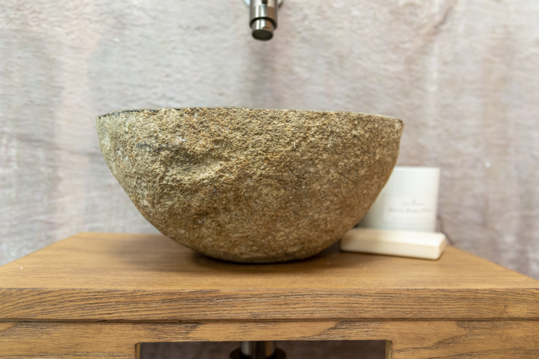 Saniclear Seba fonteinset met bruin eiken plank, rivierstenen waskom en verouderd ijzer kraan voor in het toilet