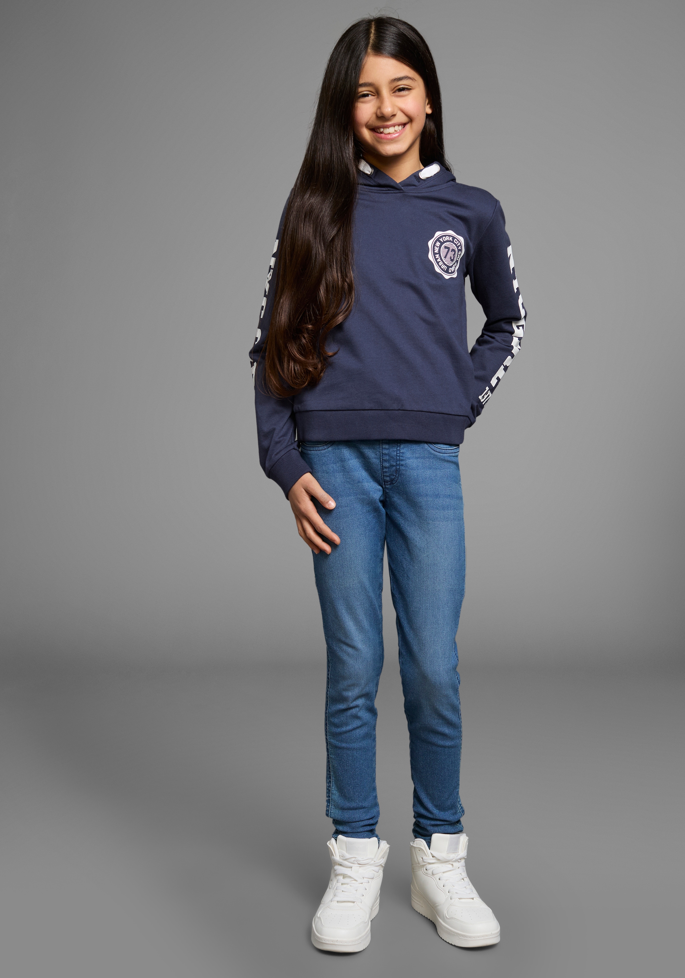 KIDSWORLD Kapuzensweatshirt »Shirt mit Ärmelprint«, Langarm,  mit stylischem Print,  mit Kapuze,  aus Baumwolle