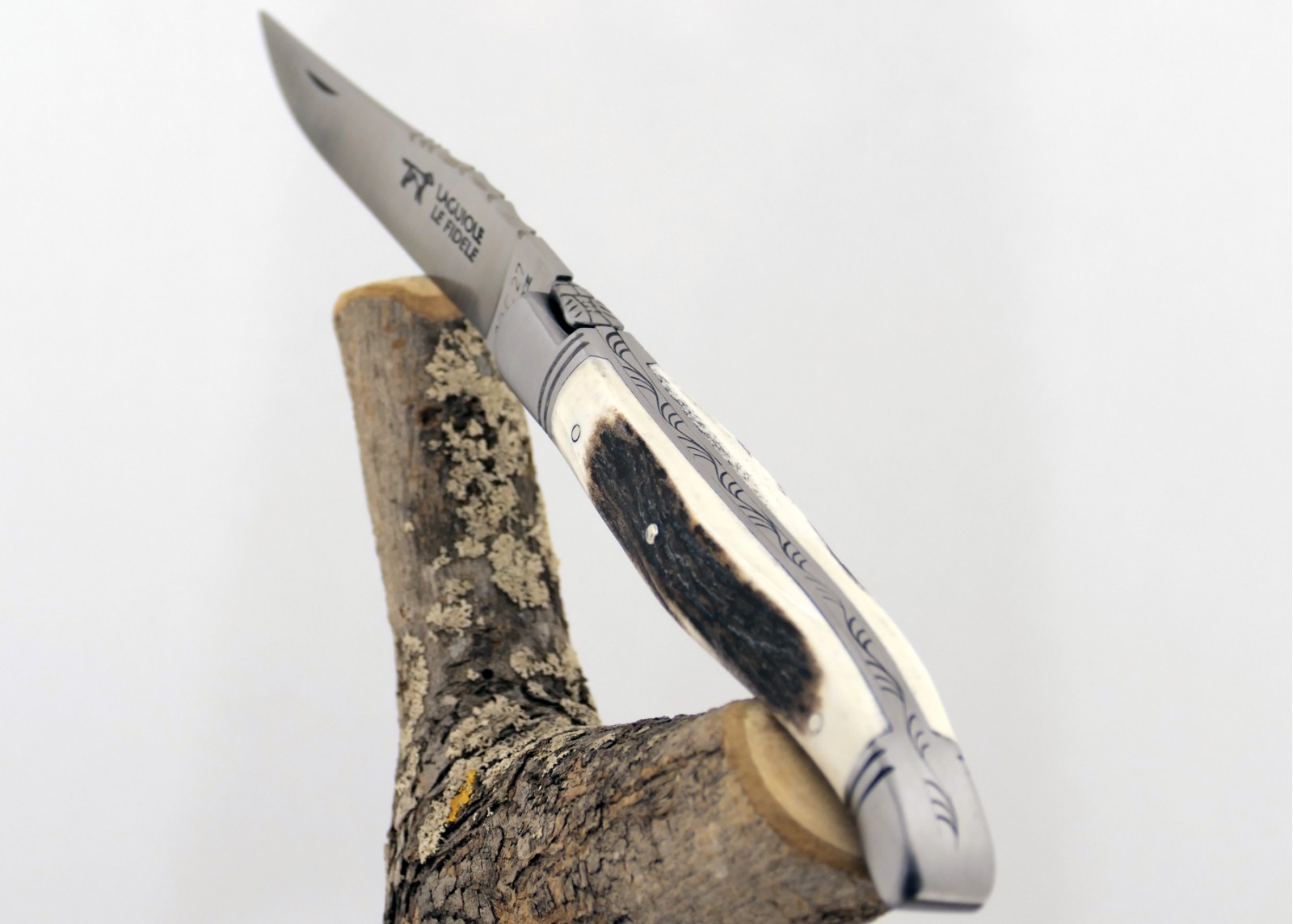 Couteau Laguiole avec un manche en bois de cerf et 2 mitres en acier inoxydable