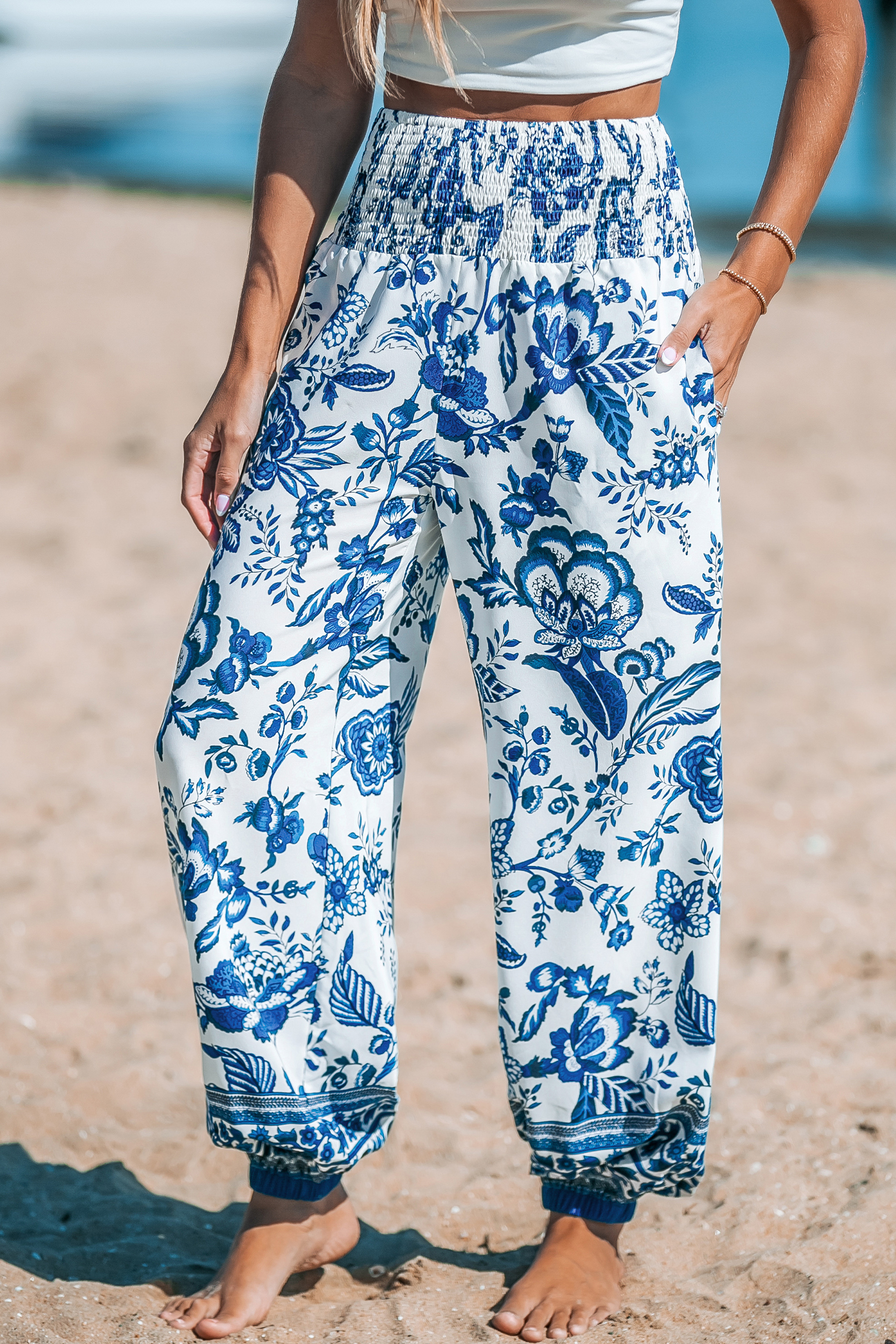 Pantalon à jambes trapèze avec taille à smocks bleu et blanc