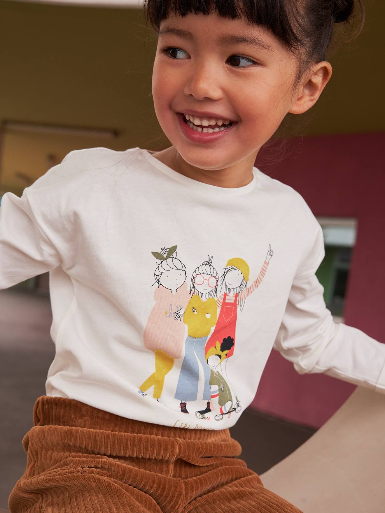 Camiseta com estampa feminina e detalhes de fantasia, camiseta infantil lisa rosa claro com estampas.