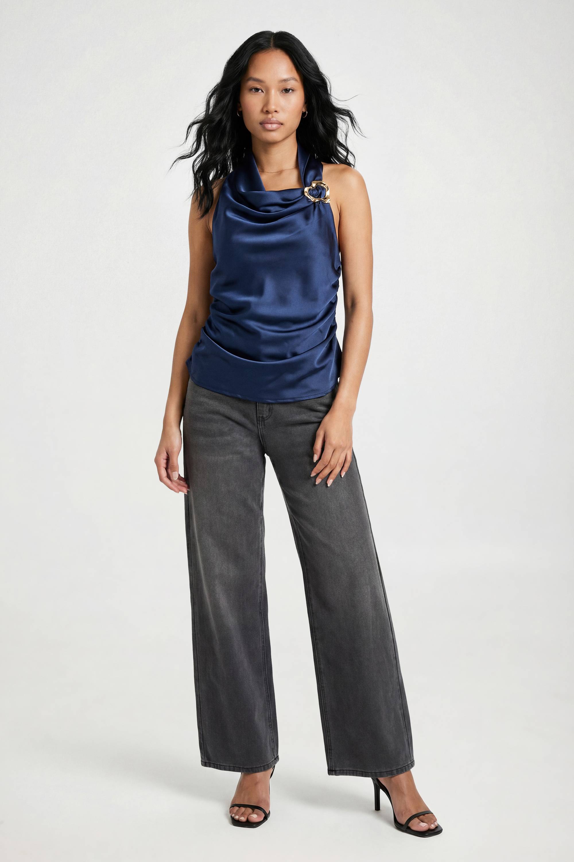 boohoo Haut En Satin À Encolure Américaine Avec Bordure Dorée