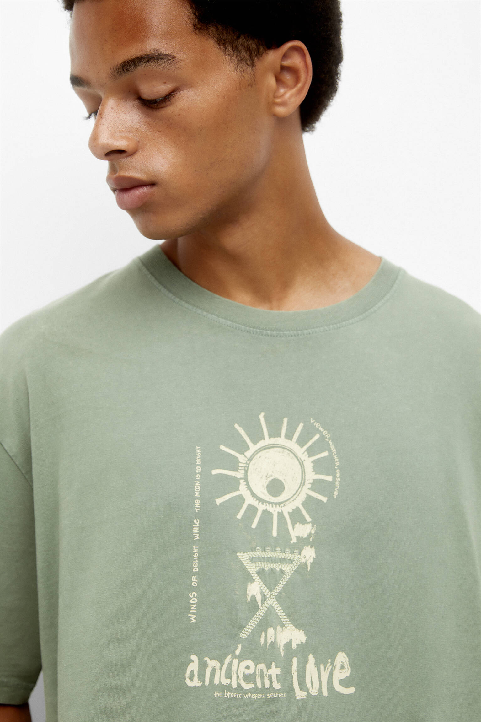 CAMISETA VERDE COM EFEITO LAVADO E BORDADO - VERDE