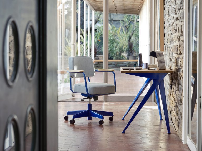 Vitra Compas Direction bureau 125x60 geolied eiken, diepzwart