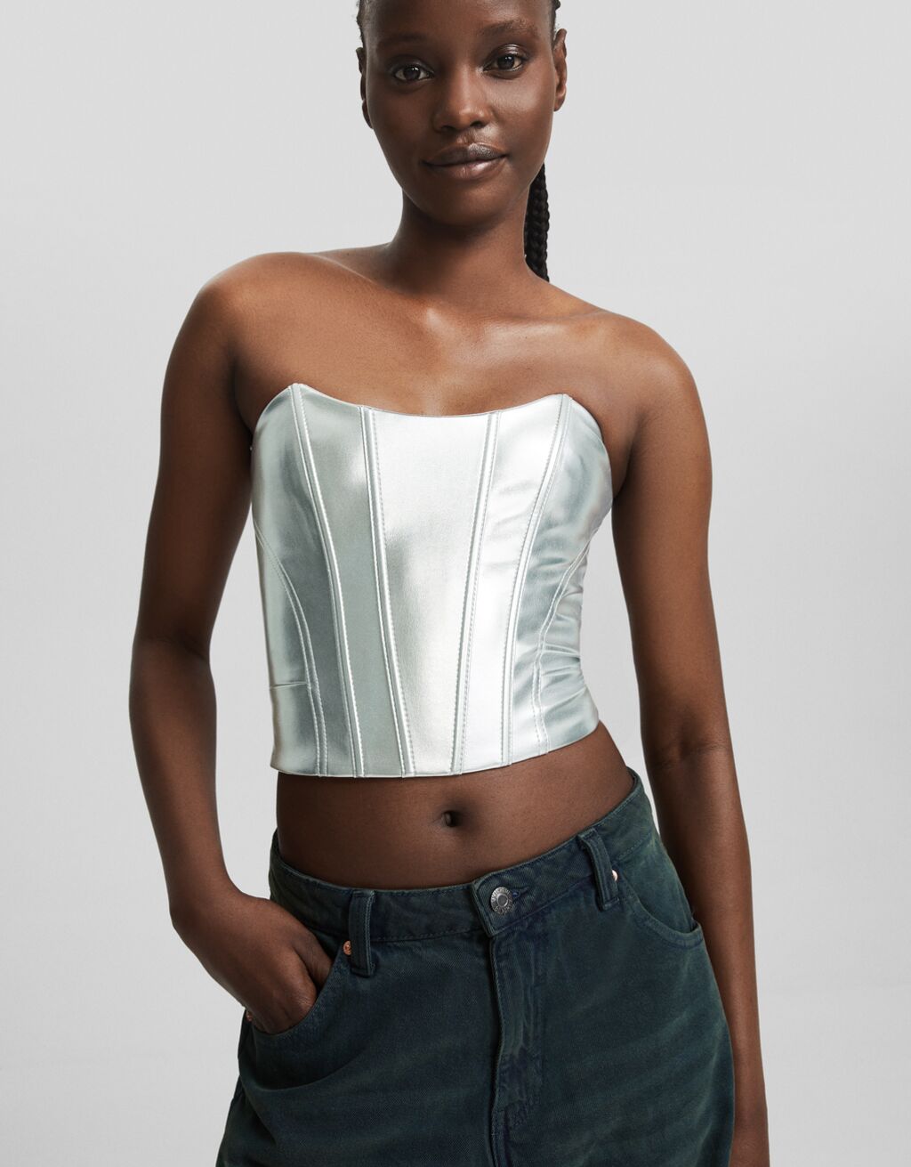 Top cropped bandeau em couro sintético