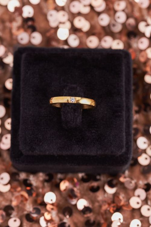 Ring met transparante steen