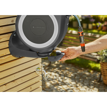 Gardena wandslangenbox Roll Up 15 meter grijs/wit incl. tuinspuit