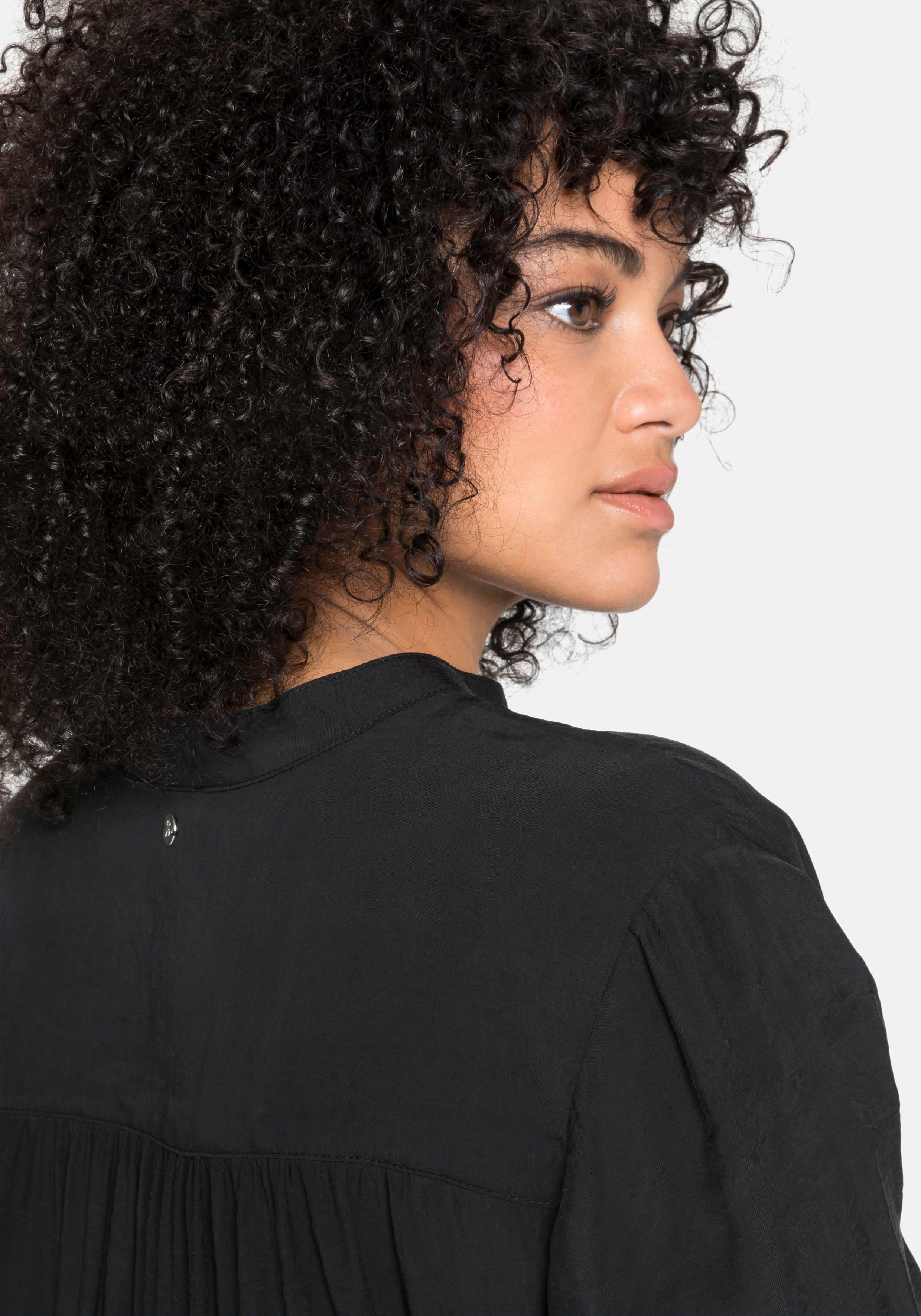 Longbluse mit Stehkragen und  Passe hinten