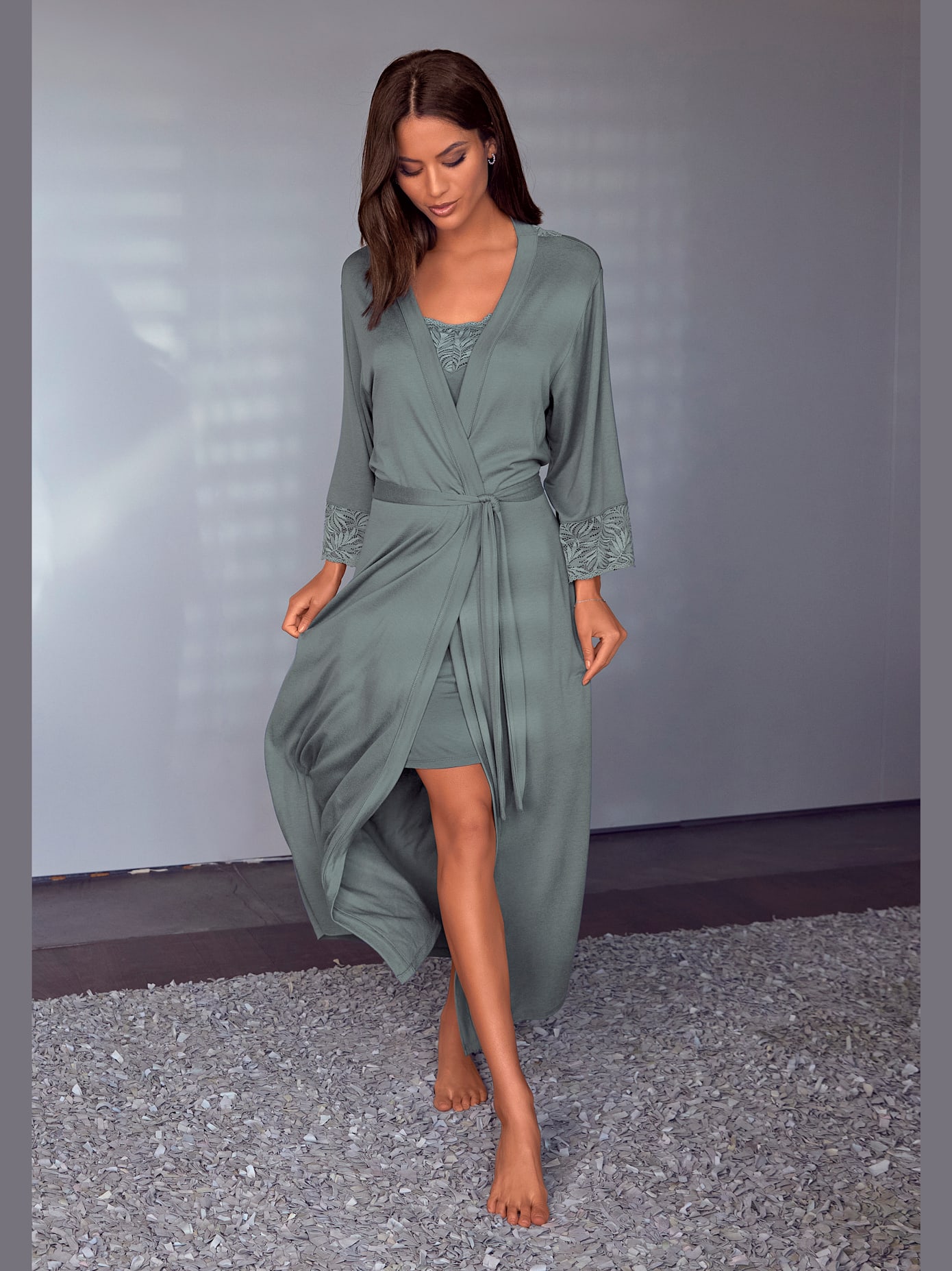 Élégant kimono maxi avec détails en dentelle