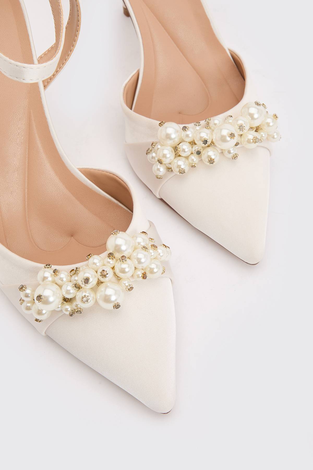 Coast Chaussures De Mariée Hollie À Talon Aiguille Haut En Satin Avec Détail De Perles Et Bride Arrière Avec Semelle Confort