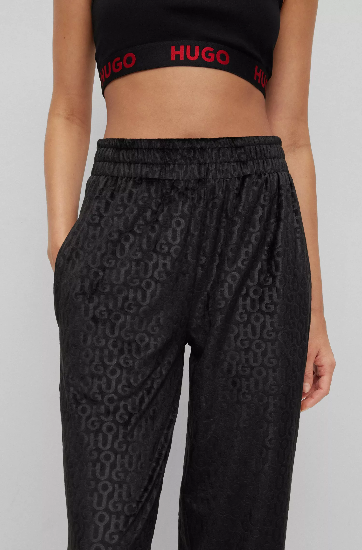 Calça de moletom HUGO vermelha, corte reto, em veludo com estampa do logo.