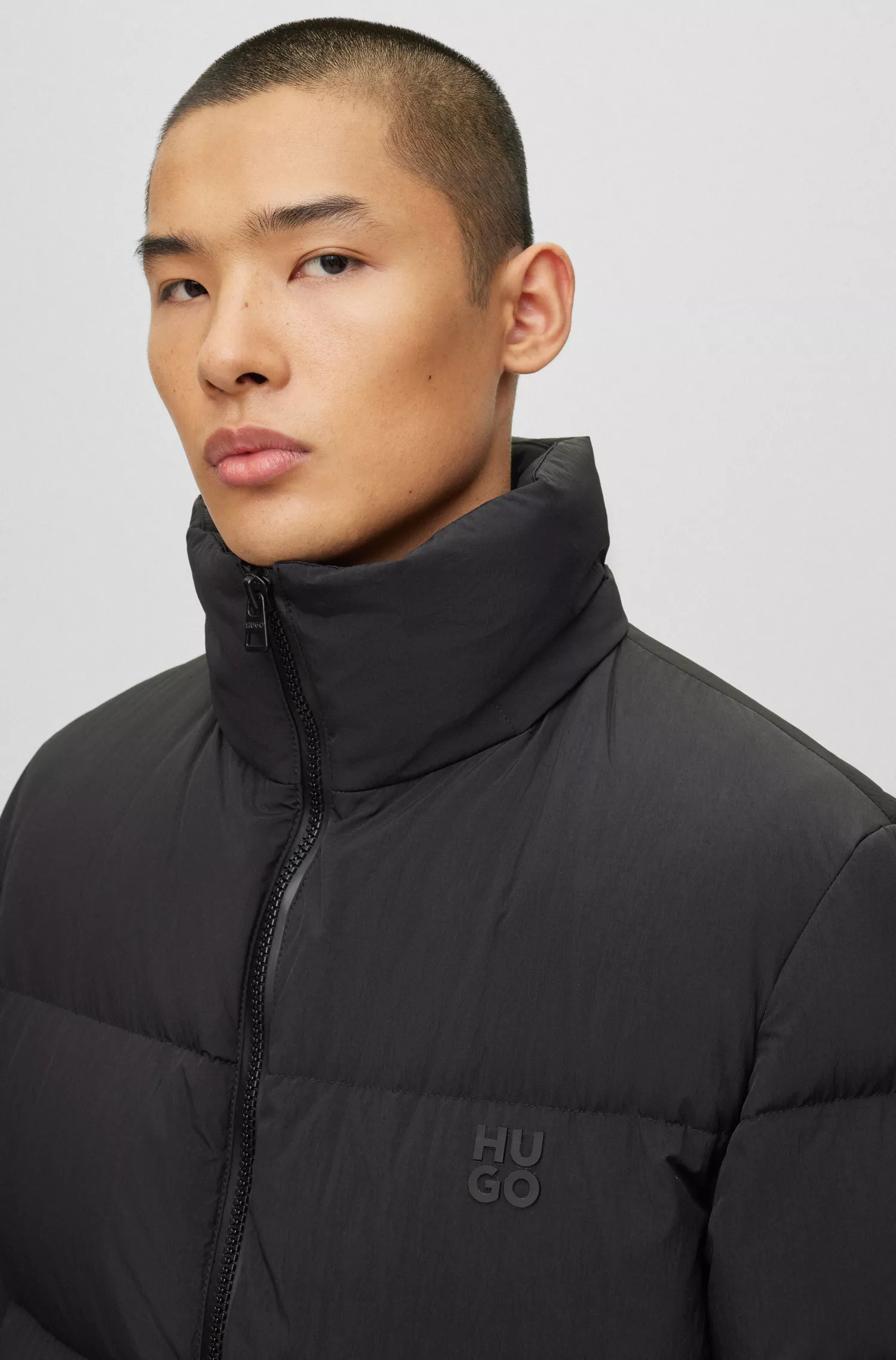 Casaco puffer longo HUGO vermelho com acabamento repelente à água.