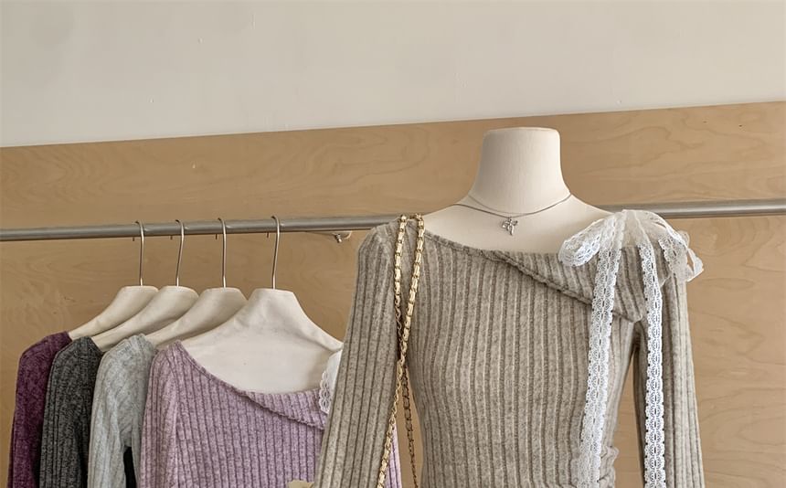 Dute - Asymmetrisch gebreide top met lange mouwen en boothals