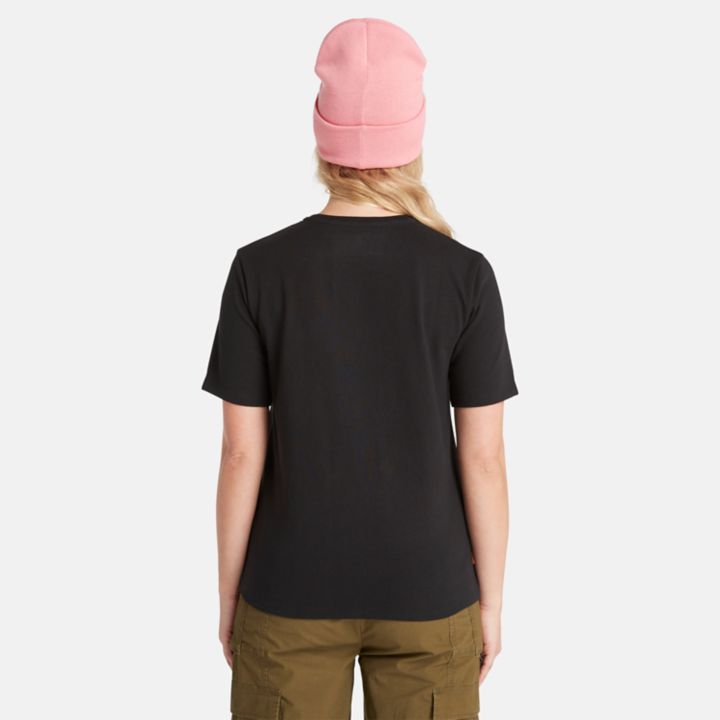 Camiseta feminina preta com logo texturizado.