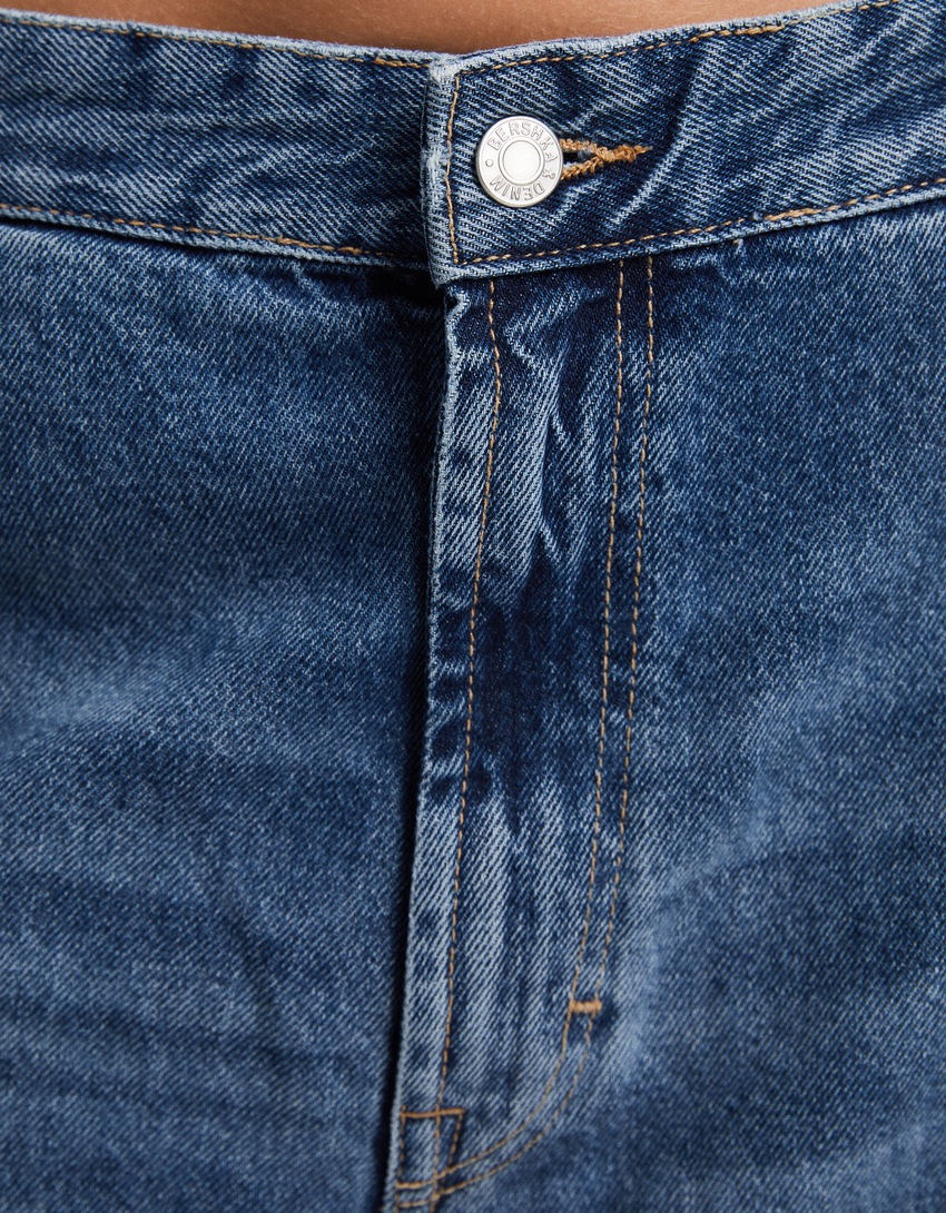 calça jeans estilo skater com efeito desbotado
