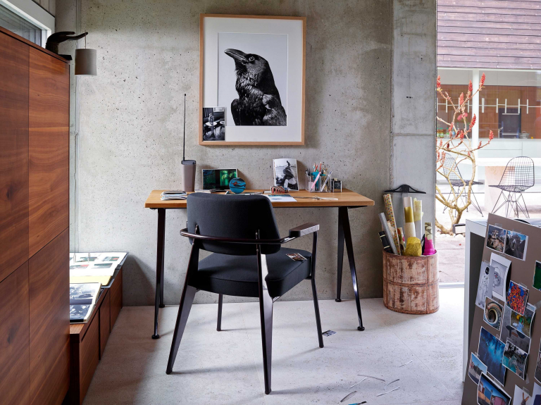 Vitra Fauteuil Direction fauteuil deep black, grkt eiken, Twill 06