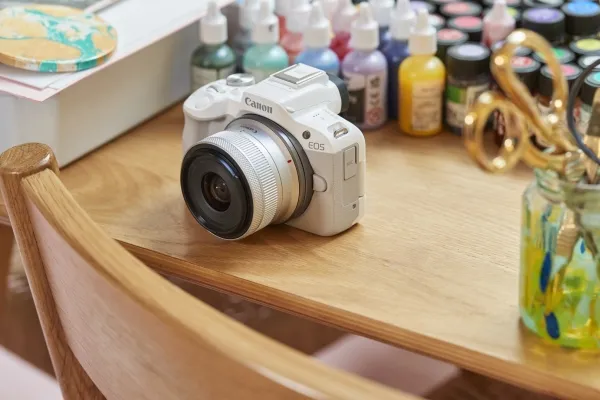 Canon EOS R50 - Digitalkamera - spejlløst - 24.2 MP - APS-C - 4K / 30 fps - 2.5x optisk zoom RF-S 18-45 mm F4.5-6.3 IS STM objektiv - Wi-Fi, Bluetooth - hvid