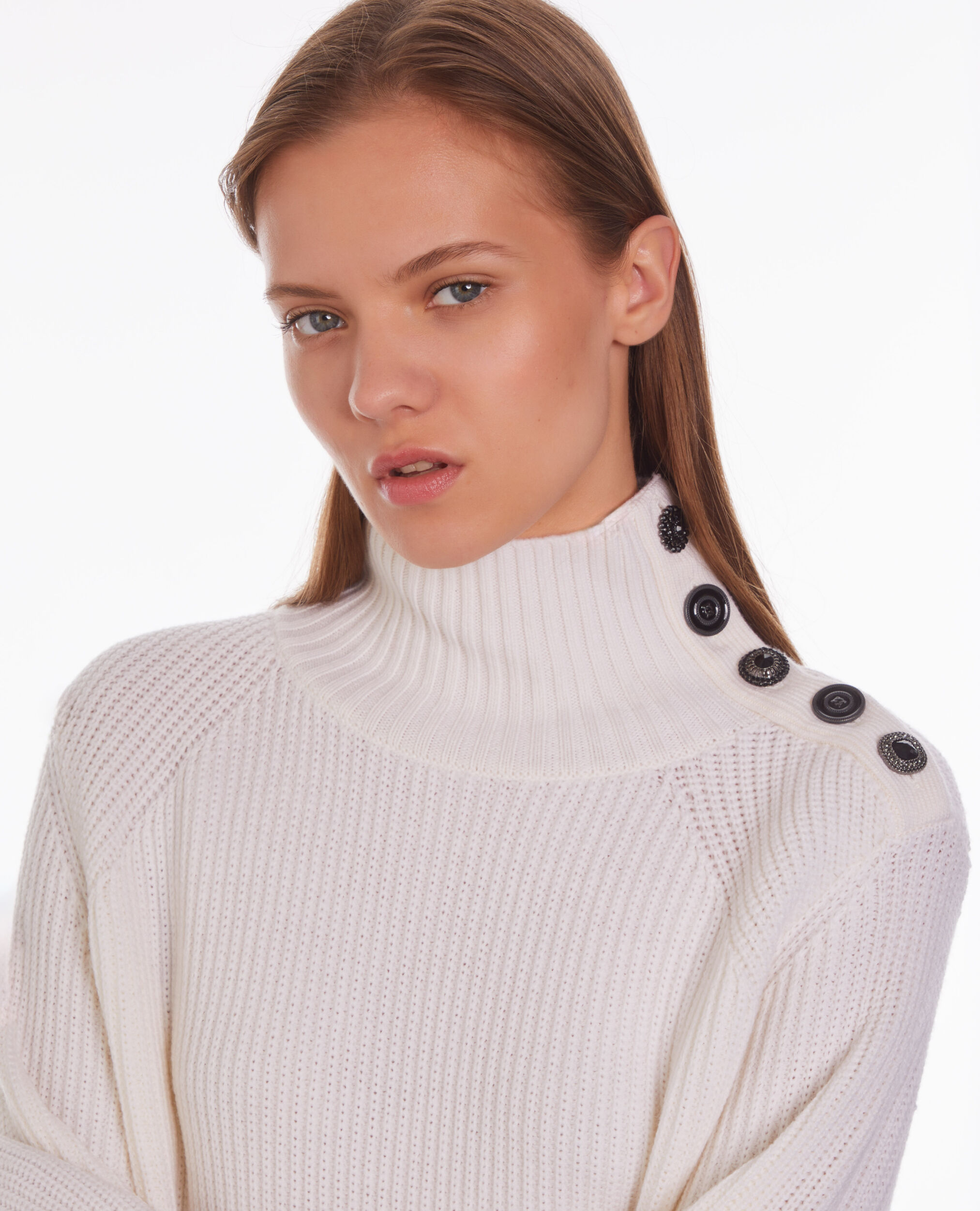 Pull écru en laine avec boutons bijoux