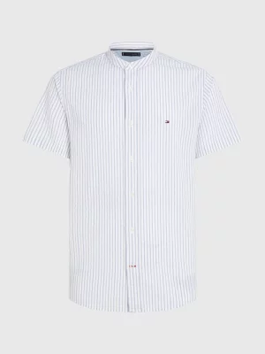Camisa listrada de manga curta em tecido seersucker com modelagem regular.