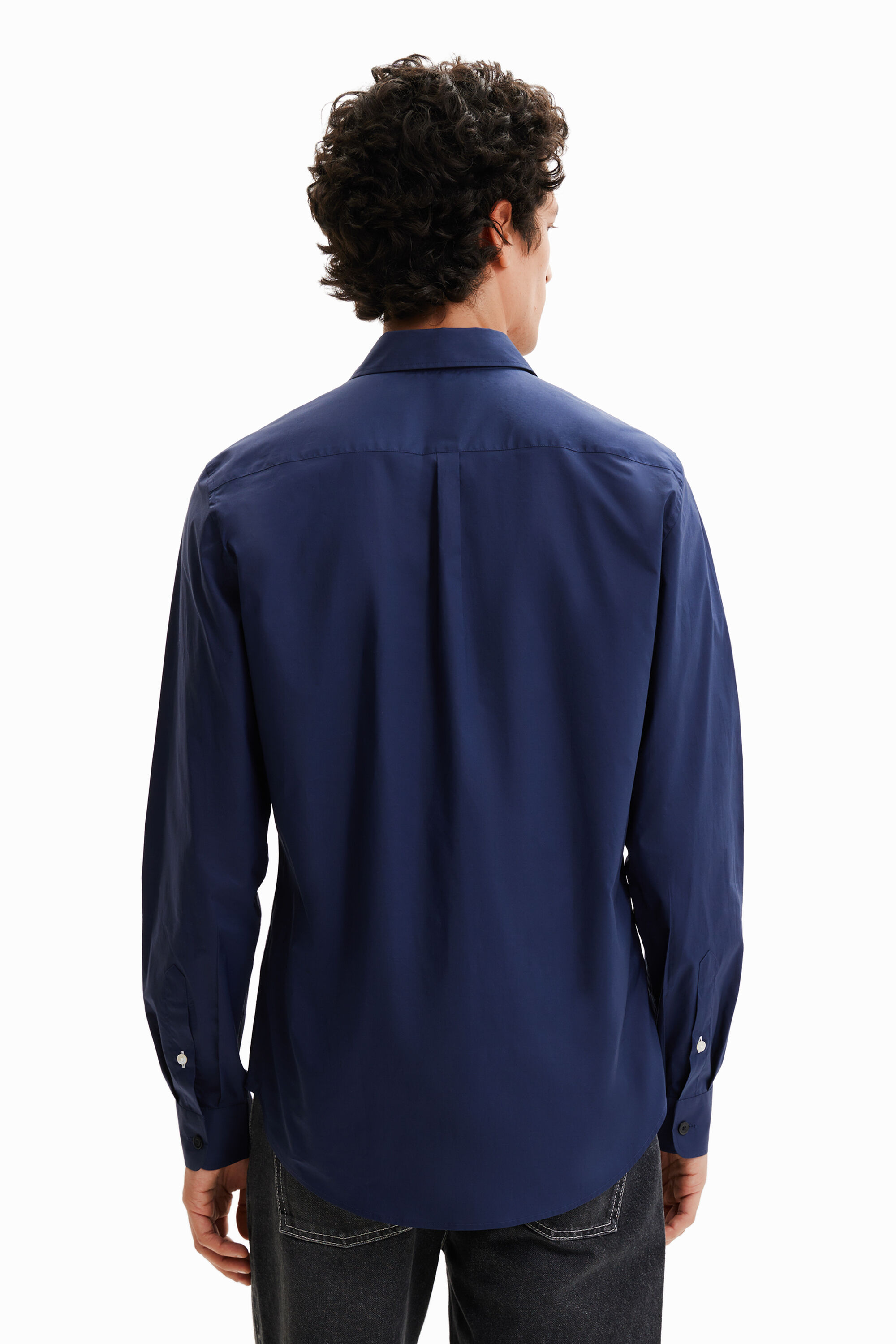 Chemise basique détails contrastants