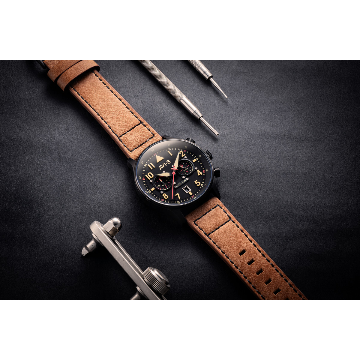 Montre AVI 8 Hawker Hurricane homme acier noir bracelet cuir caramel