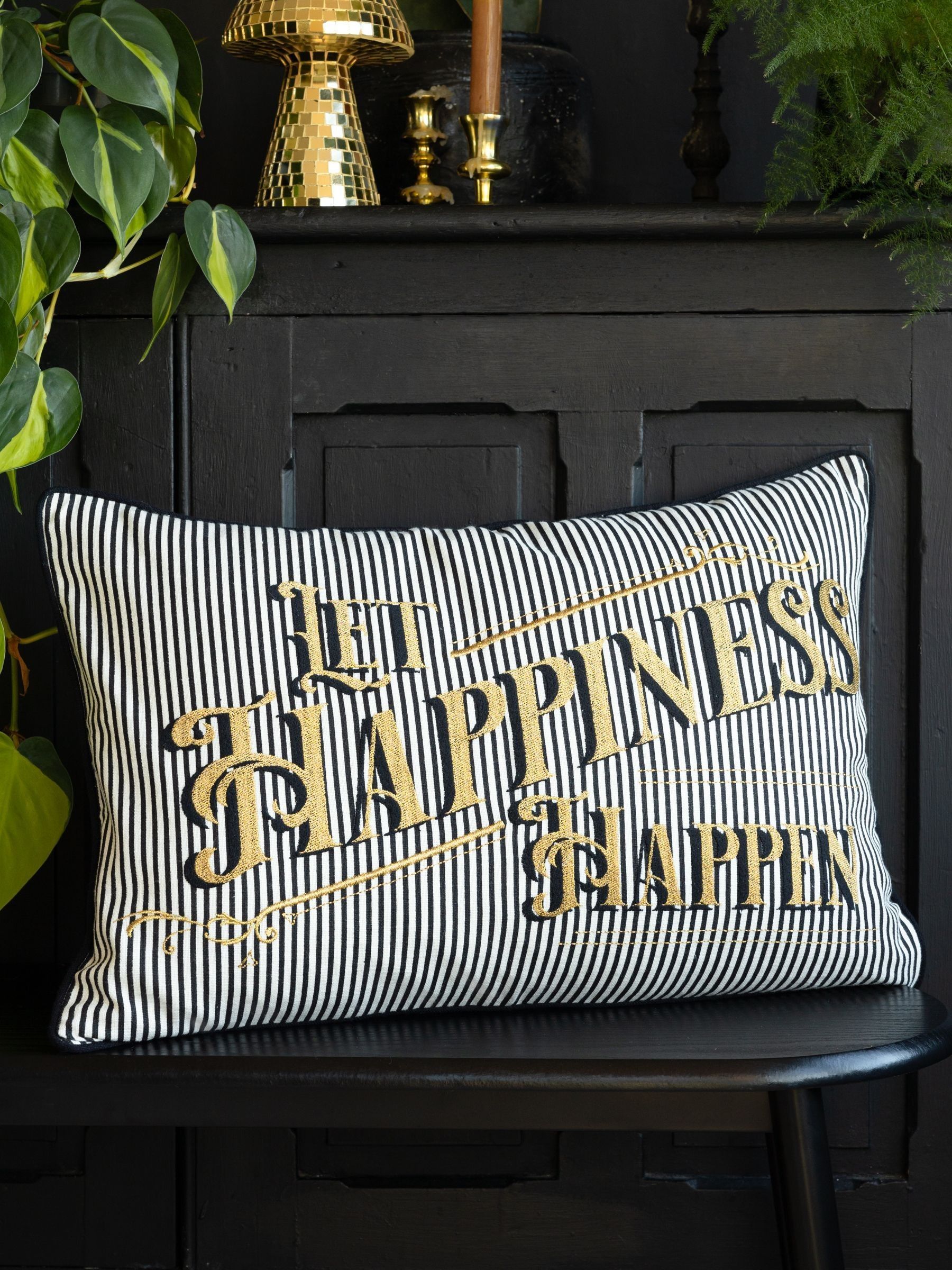Rockett St George Let Happiness Happen kussen met geborduurde slogan