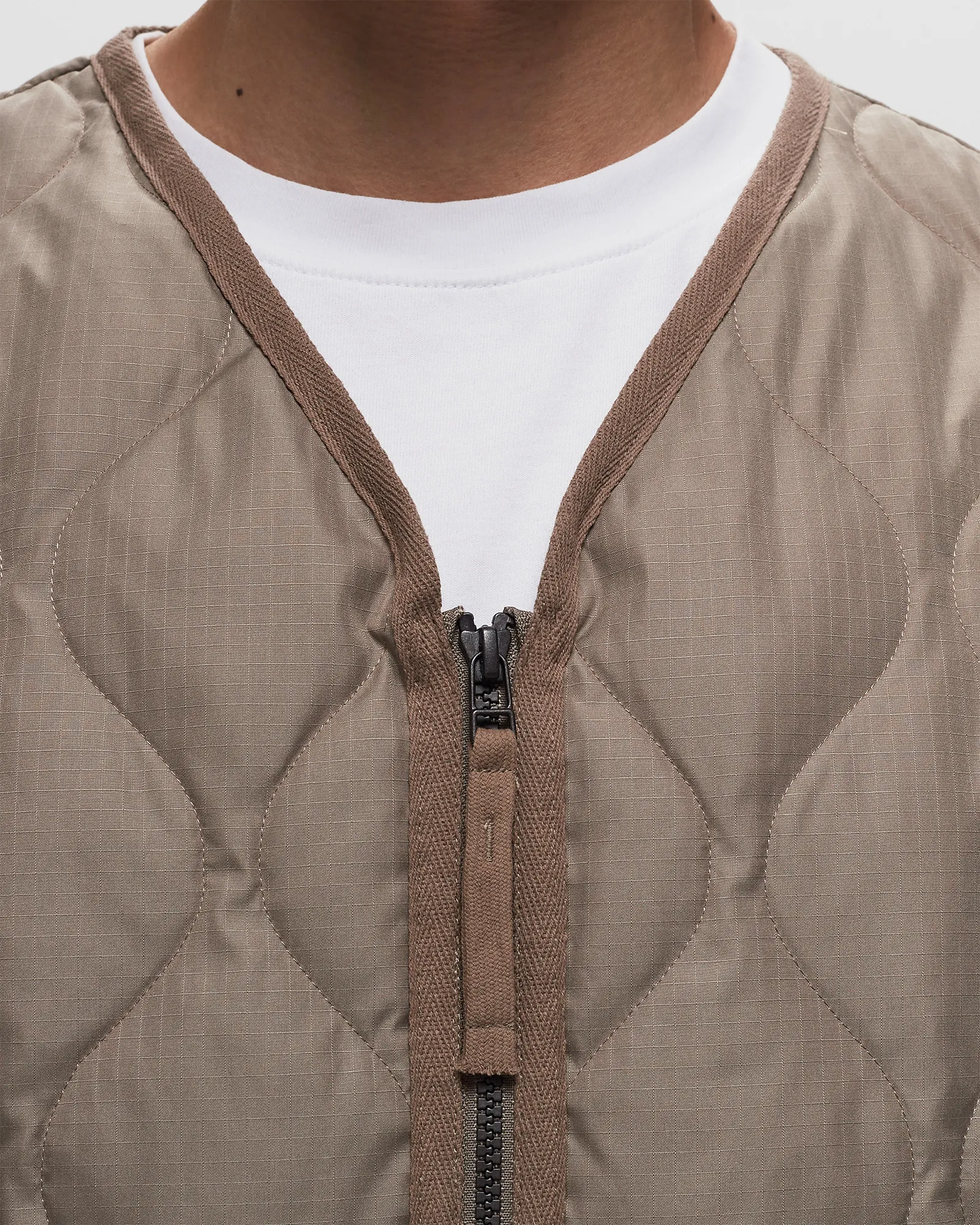 Jaqueta militar Taion com zíper e decote em V, acolchoada com plumas.