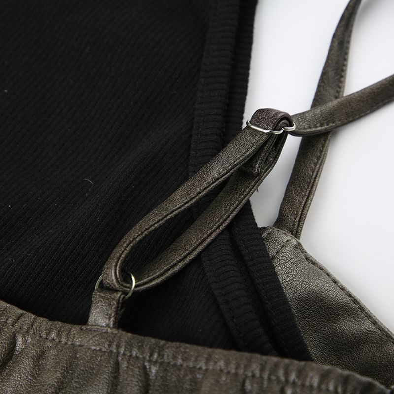 BrickBlack - Spaghettibandjes, hoge hals, nep-tweedelige crop top van imitatieleer