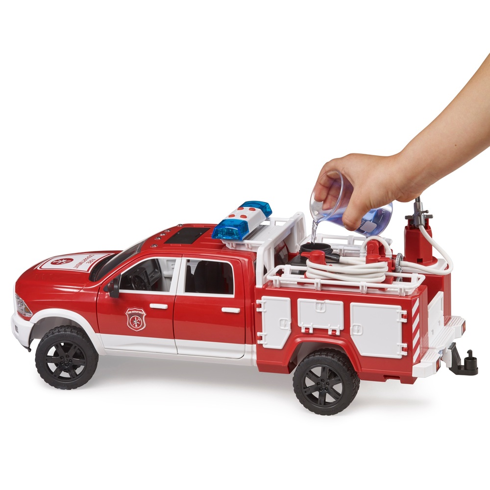 Bruder 1:16 RAM 2500 Feuerwehrwagen mit Licht und Sound
