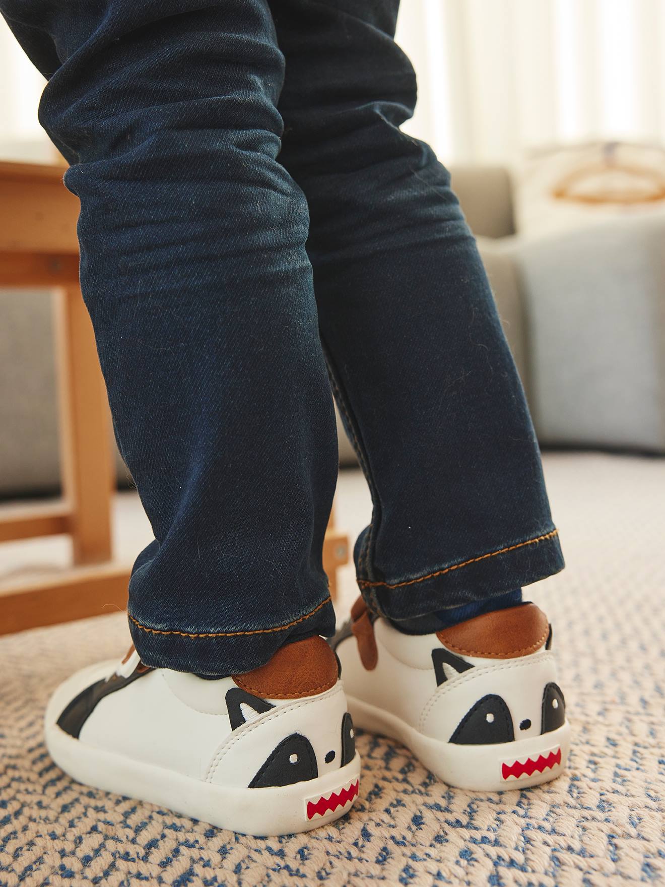 Tênis infantil masculino, modelo especial com design autônomo, branco claro liso com estampas.