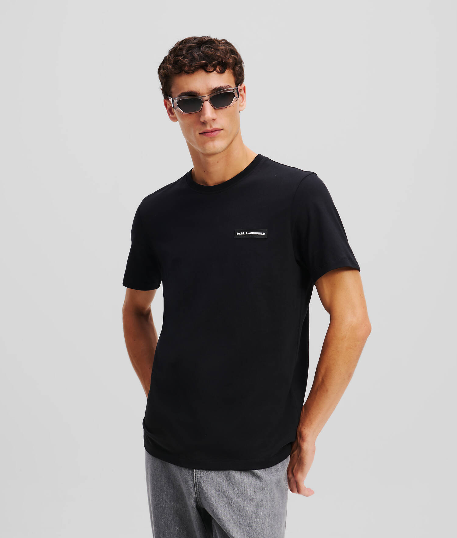 T-SHIRT AVEC ÉCUSSON EN CAOUTCHOUC